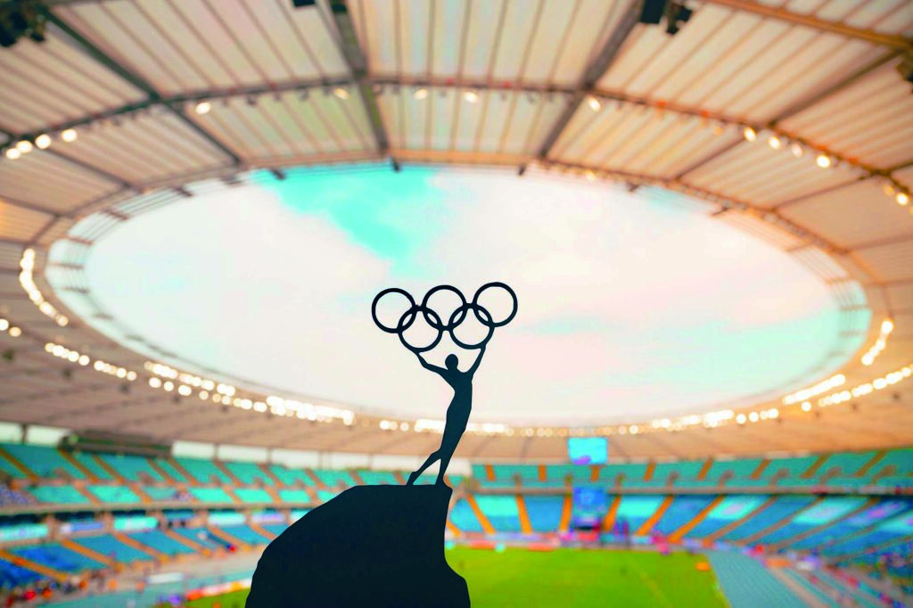 Ein Stadion mit den olympischen Ringen im Vordergrund